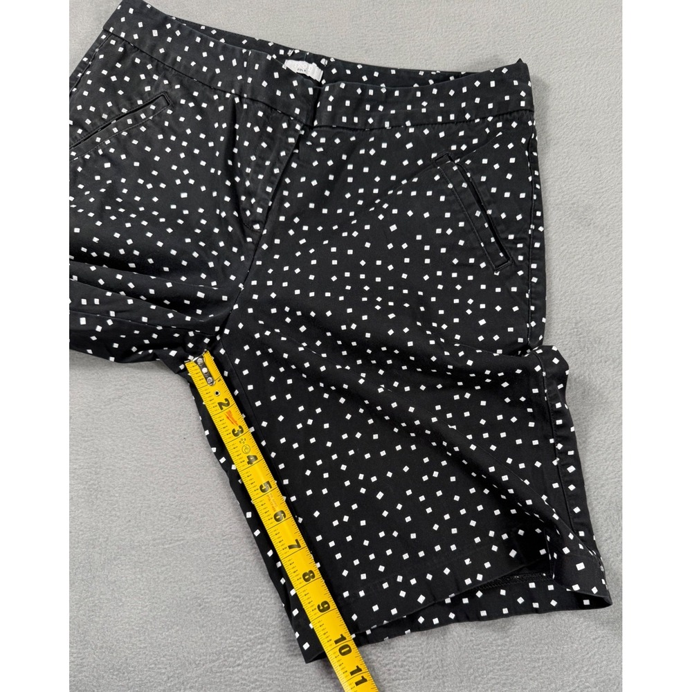 IZOD Golf Womens Shorts Size 8 Black White Geometric Bermuda Preppy Stretch - Picture 10 of 12